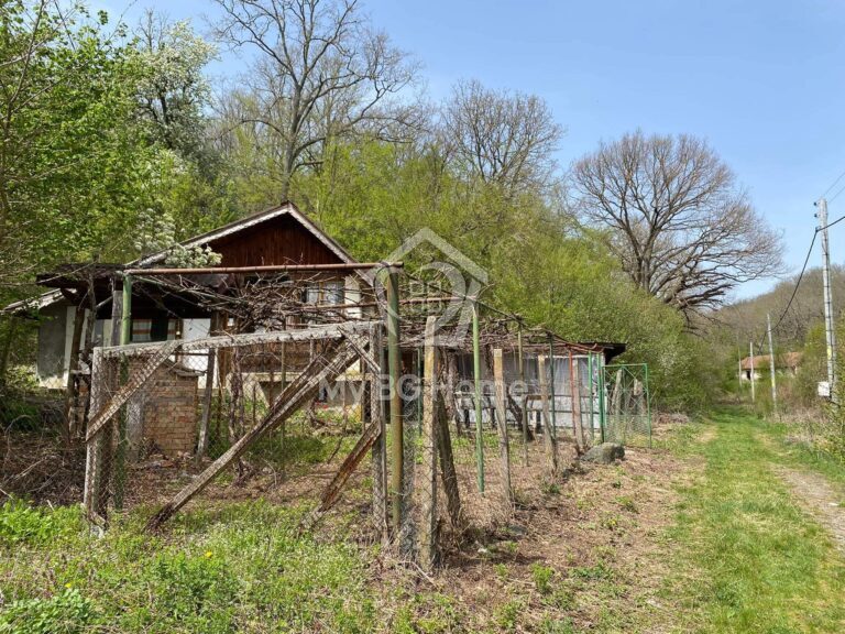 Продаваме масивна вила